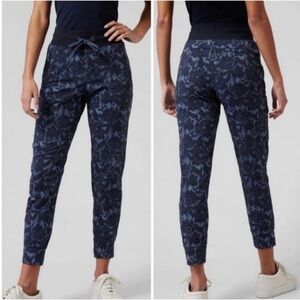 Athleta Trekkie North Jogger Pants Women’s Size Medium Blue Pull On Tapered Zip